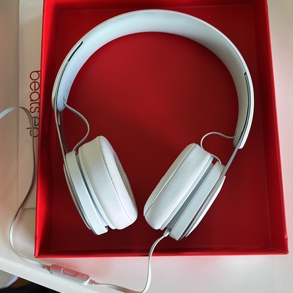 USED White Beats EP with cord - Picture 2 of 4